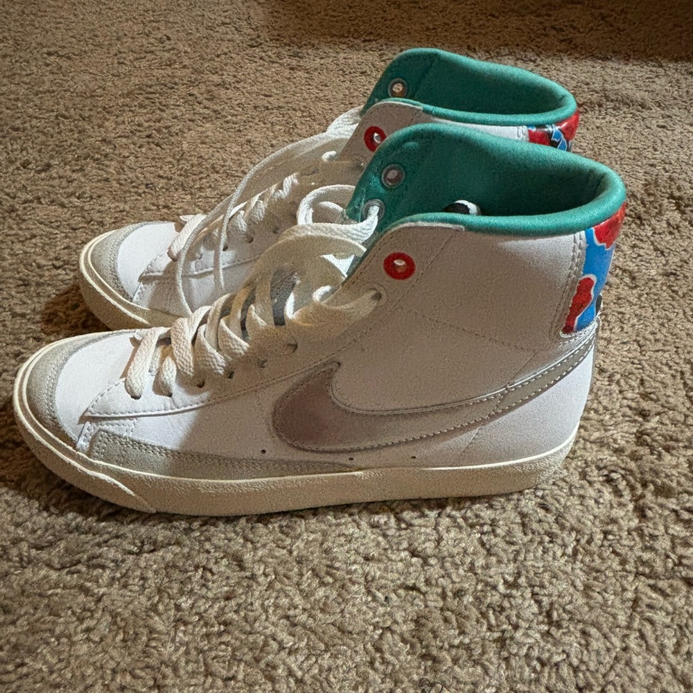 W 6.5 Y 5. Nike Blazers